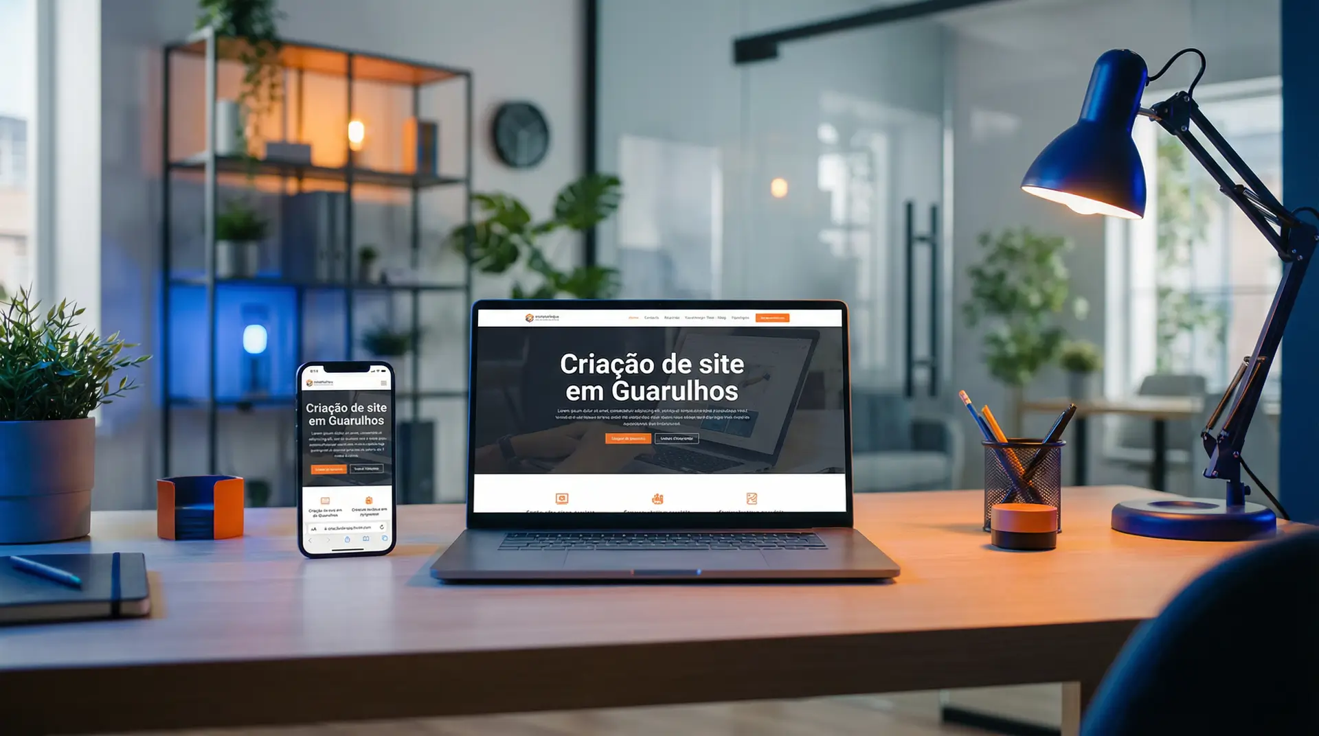 Ambiente de agência com notebook e celular exibindo site responsivo para empresas em Guarulhos